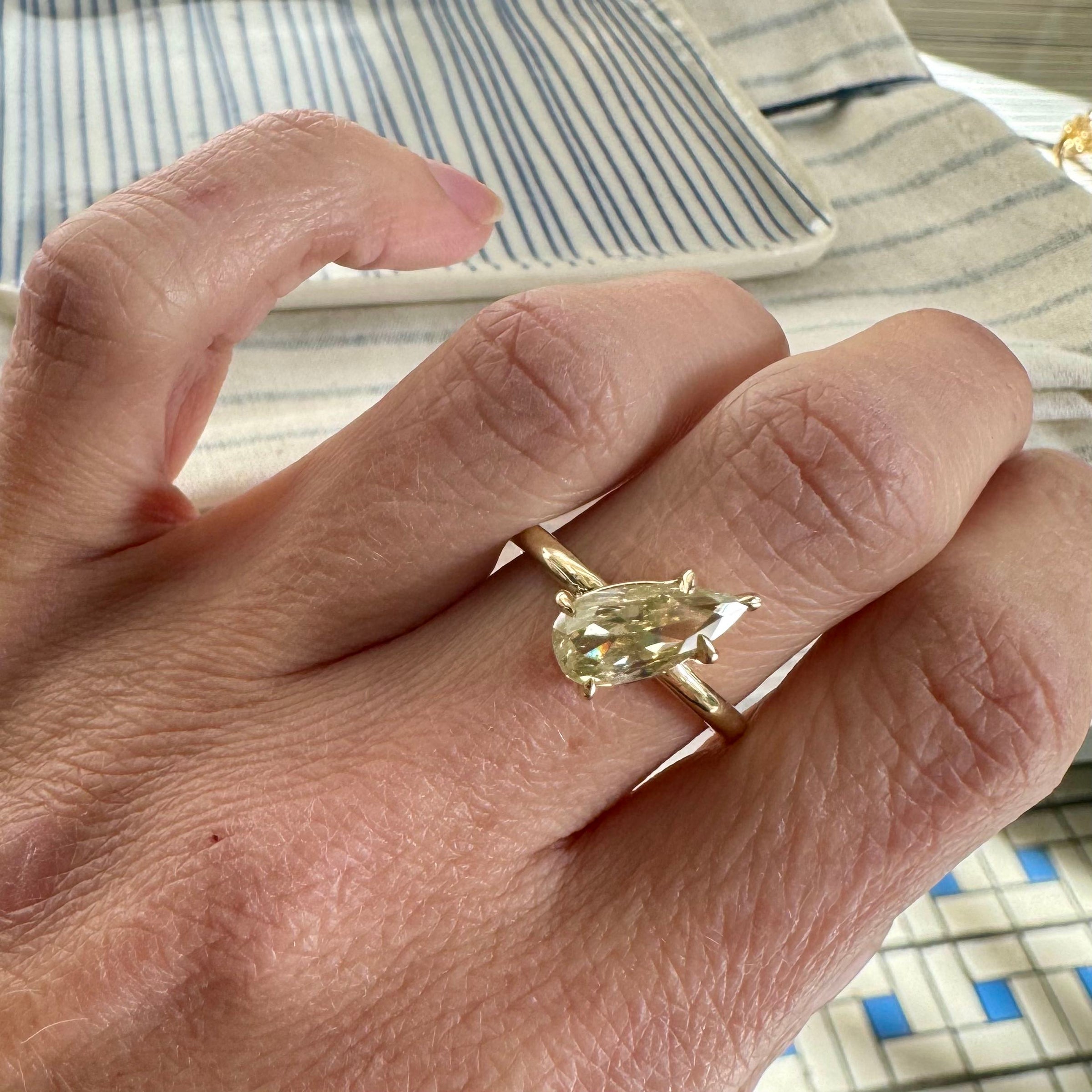 Pear shaped ring yellow gold store